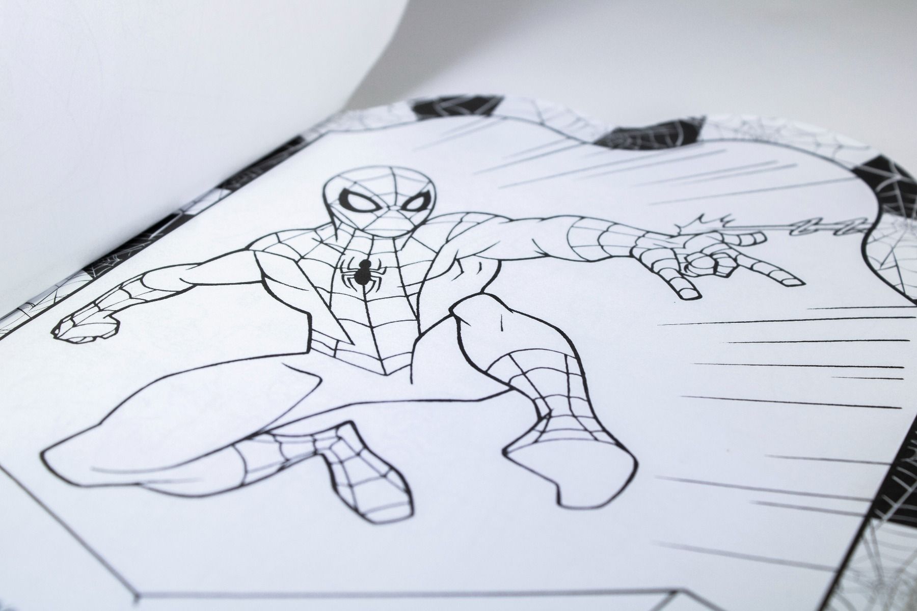 Marvel Spider-Man Art Pad & 3 Spider- Man Sculpted Crayons